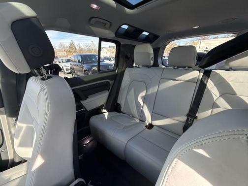 2026 Land Rover Defender 110 X-Dynamic SE