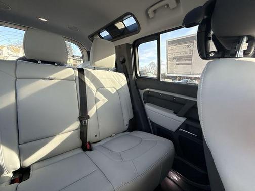 2026 Land Rover Defender 110 X-Dynamic SE