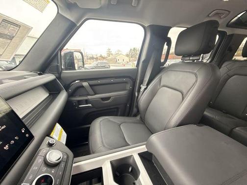 2025 Land Rover Defender P500 X-Dynamic SE