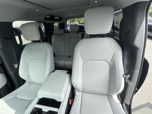 2025 Land Rover Defender 110 P400 X-Dynamic SE