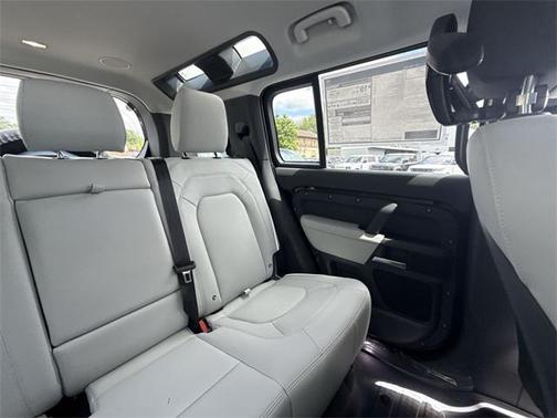 2025 Land Rover Defender 110 P400 X-Dynamic SE