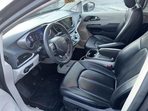 Granite Crystal Clearcoat Metallic 2023 Chrysler Pacifica Touring-L