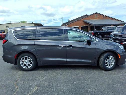 Granite Crystal Clearcoat Metallic 2023 Chrysler Pacifica Touring-L
