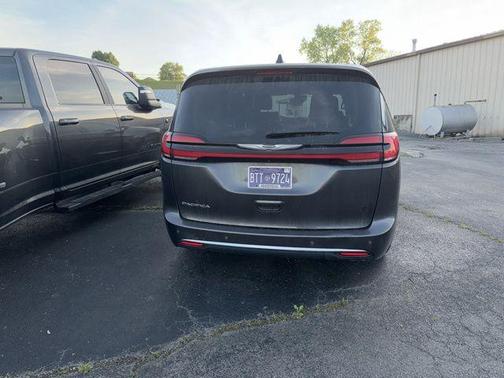 Granite Crystal Clearcoat Metallic 2023 Chrysler Pacifica Touring-L