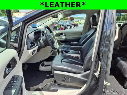 2023 Chrysler Pacifica Touring-L