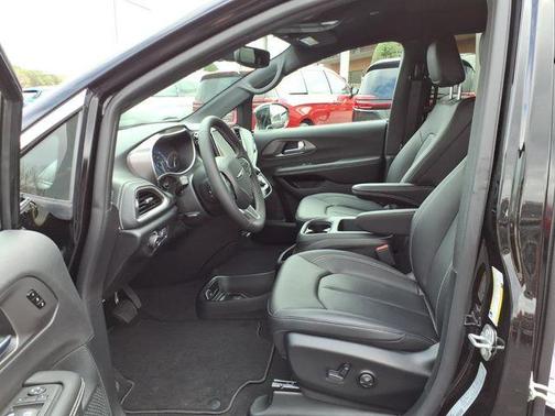 Diamond Black 2026 Chrysler Pacifica Select