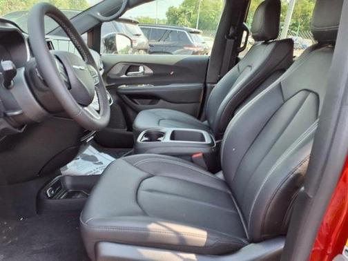 2025 Chrysler Voyager LX