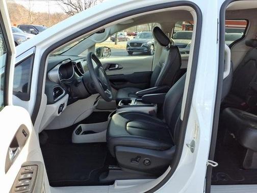 2024 Chrysler Pacifica Touring-L