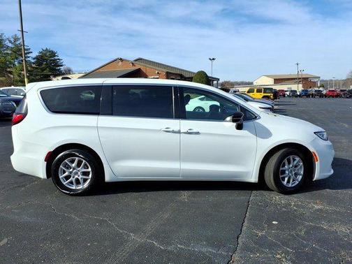 2024 Chrysler Pacifica Touring-L