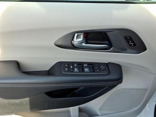 2024 Chrysler Pacifica Touring-L