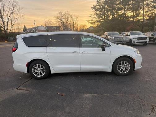 2024 Chrysler Pacifica Touring-L