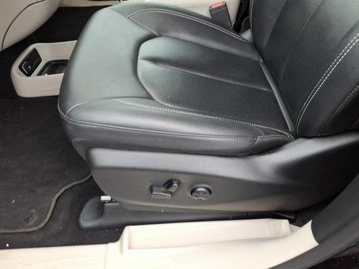 2024 Chrysler Pacifica Touring-L