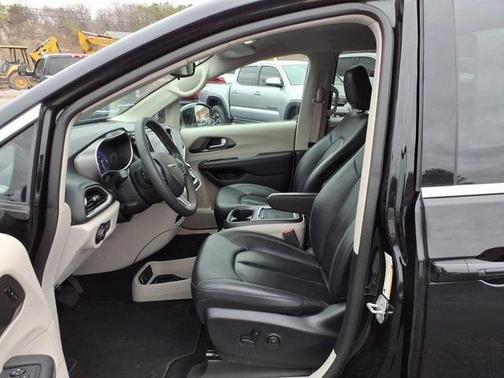 2024 Chrysler Pacifica Touring-L