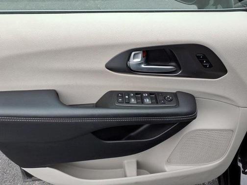 2024 Chrysler Pacifica Touring-L