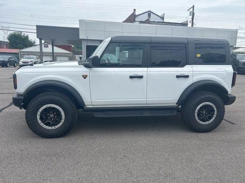 Oxford White 2025 Ford Bronco Badlands