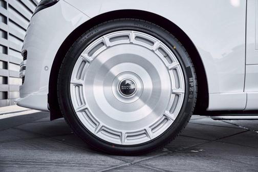 Ostuni Pearl White Premium Metallic 2025 Land Rover Range Rover P530 SE