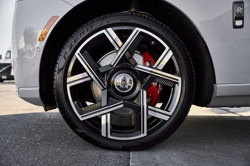 Tempest Gray 2025 Rolls-Royce Cullinan Black Badge