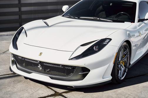 Bianco Avus 2019 Ferrari 812 Superfast Base