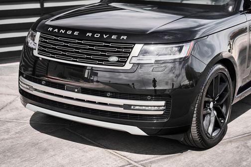 Santorini Black Metallic 2025 Land Rover Range Rover P400 SE 7 Seat