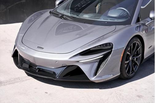 2023 McLaren Artura Performance