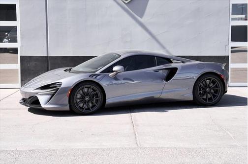 2023 McLaren Artura Performance