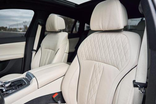 Mineral White Metallic 2023 BMW X6 xDrive40i