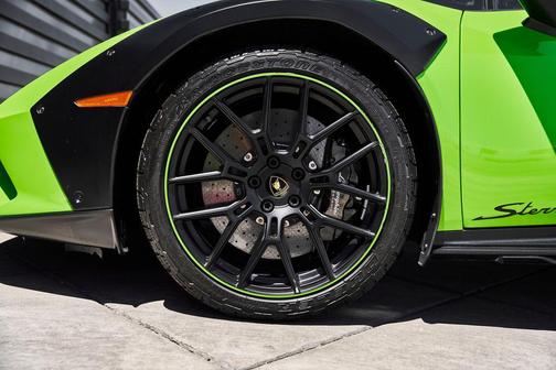 Verde Mantis Metallic 2023 Lamborghini Huracan Sterrato Base