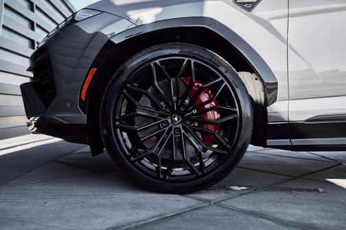 2025 Lamborghini Urus SE