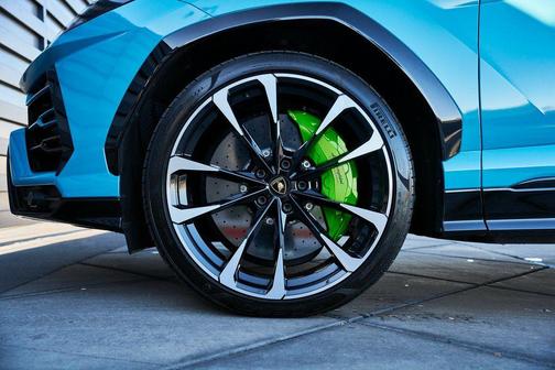 Bianco Icarus Metallic 2021 Lamborghini Urus Graphite Capsule