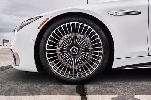 MANUFAKTUR Moonlight White Magno 2026 Mercedes-Benz Maybach SL 680 Monogram Series 4MATIC