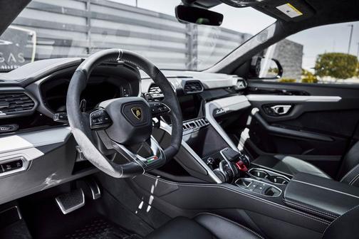 Nero Noctis 2022 Lamborghini Urus