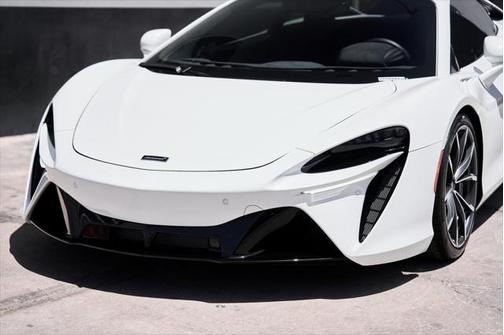 2023 McLaren Artura