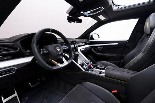 2021 Lamborghini Urus Graphite Capsule
