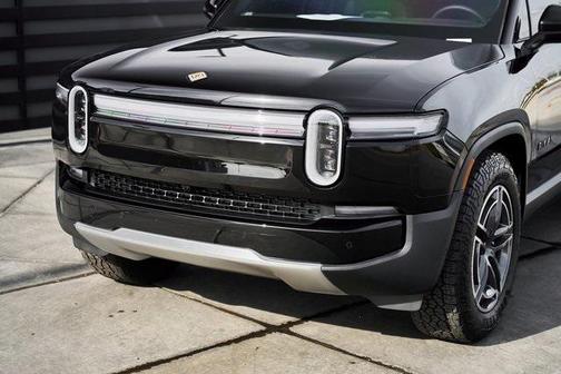 2025 Rivian R1S Adventure