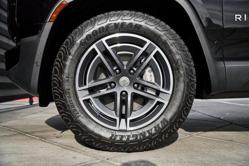 2025 Rivian R1S Adventure