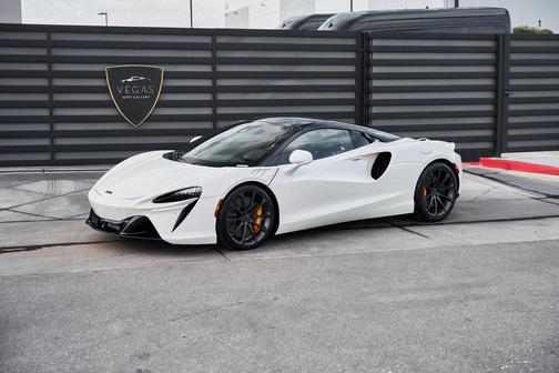 2025 McLaren Artura 