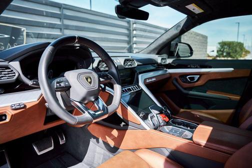 Verde Hydra Metallic 2023 Lamborghini Urus S