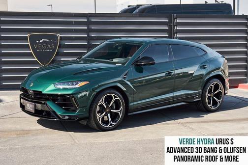 Verde Hydra Metallic 2023 Lamborghini Urus S