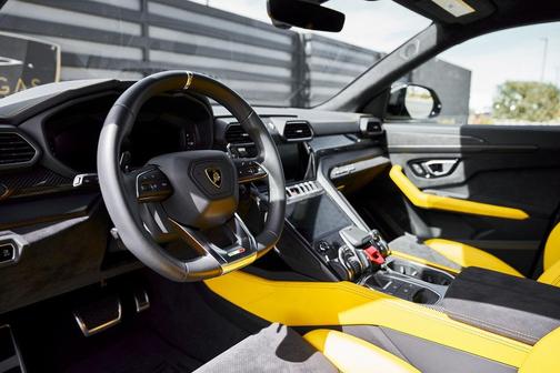 2021 Lamborghini Urus Pearl Capsule