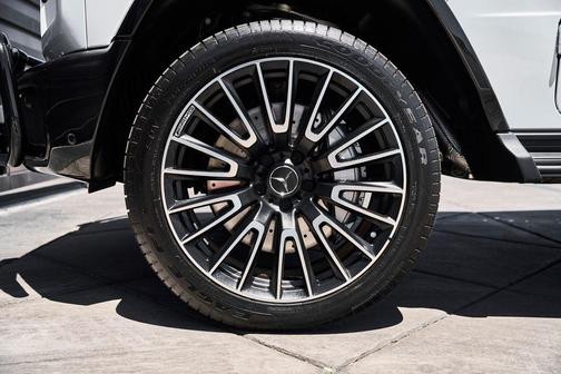 MANUFAKTUR Moonlight White Metallic 2026 Mercedes-Benz AMG G 63 G 63 AMG