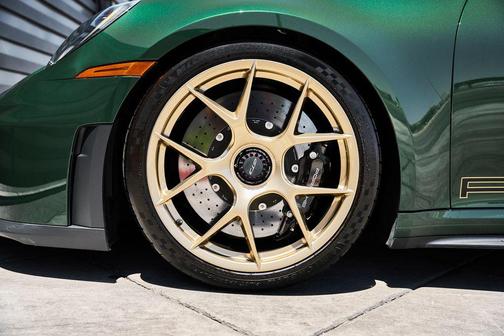 Oak Green Metallic Neo 2025 Porsche 911 GT3