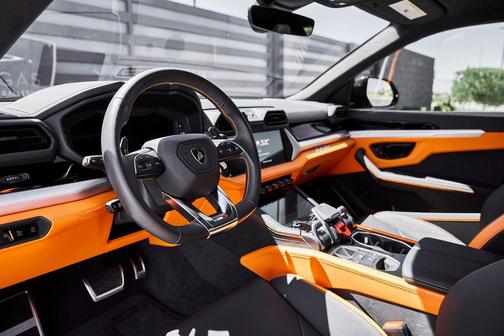 Nero Helene Metallic 2025 Lamborghini Urus SE