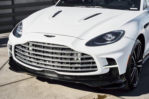 Manufaktur Moon 2025 Aston Martin DBX 707