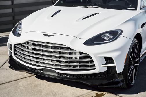2025 Aston Martin DBX 707