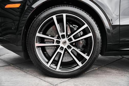 Chromite Black Metallic 2026 Porsche Cayenne Cayenne Turbo E-Hybrid