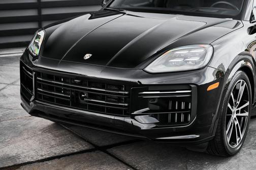 Chromite Black Metallic 2026 Porsche Cayenne Cayenne Turbo E-Hybrid