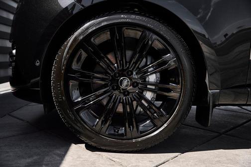 Santorini Black Metallic 2024 Land Rover Range Rover P400 SE
