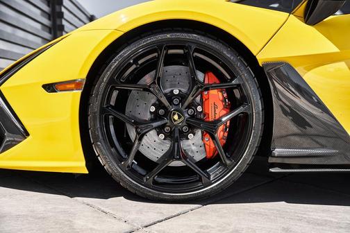 Giallo Auge 2025 Lamborghini Revuelto Base