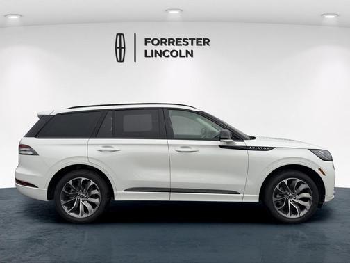 Pristine White Metallic Tri-Coat 2026 Lincoln Aviator Premiere