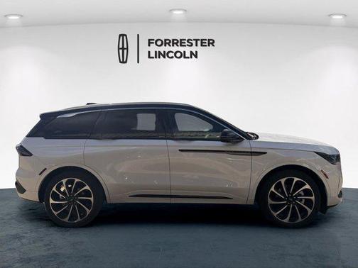 White Platinum Metallic Tri-Coat 2026 Lincoln Nautilus Black Label